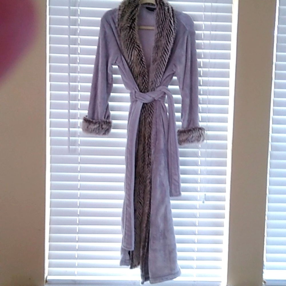 Natori robe, gray with fur trim around neck and down to the bottom of the robe.